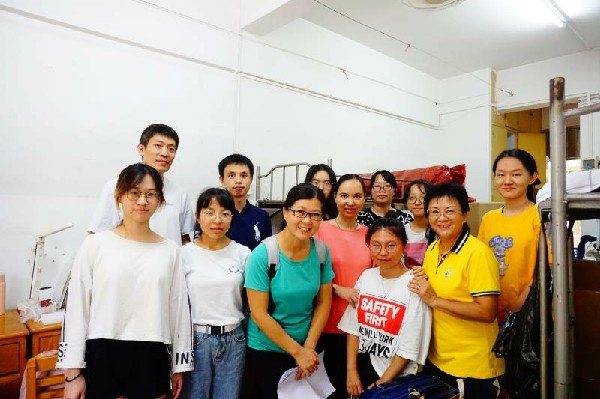 走访宿舍老师与同学们温馨合影